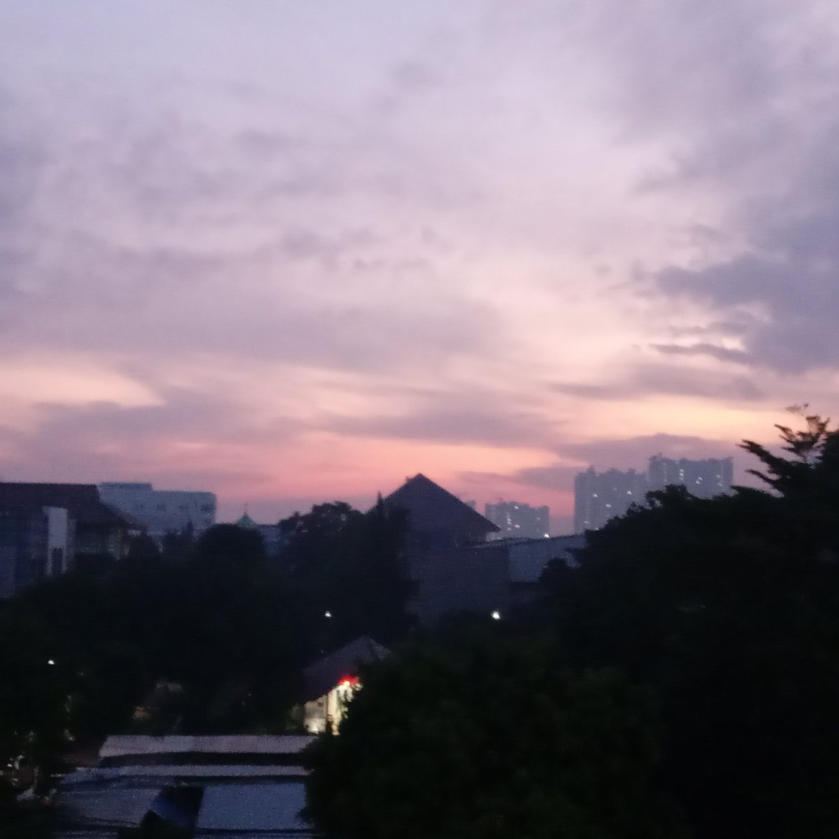 bujangdancinta's tweet photo. #semua orang mempunyai titik rendah orang biasanya menyebutnya Luka, aku sebut ia pelajaran...
#bungasyurga
#bujangdancinta https://t.co/ufBqxqZedJ