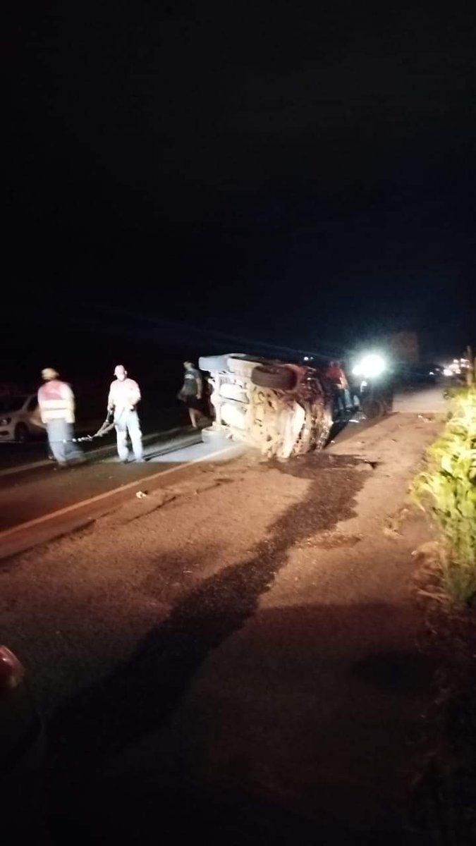 OMundoCeH's tweet photo. 🚨AGORA: Populares mostram o local do acidente de Zé Neto, da dupla com Cristiano. A assessoria informa que o cantor está bem e sofreu lesão apenas no tórax. Aguarde mais informações.
 https://t.co/xIko2oESMh