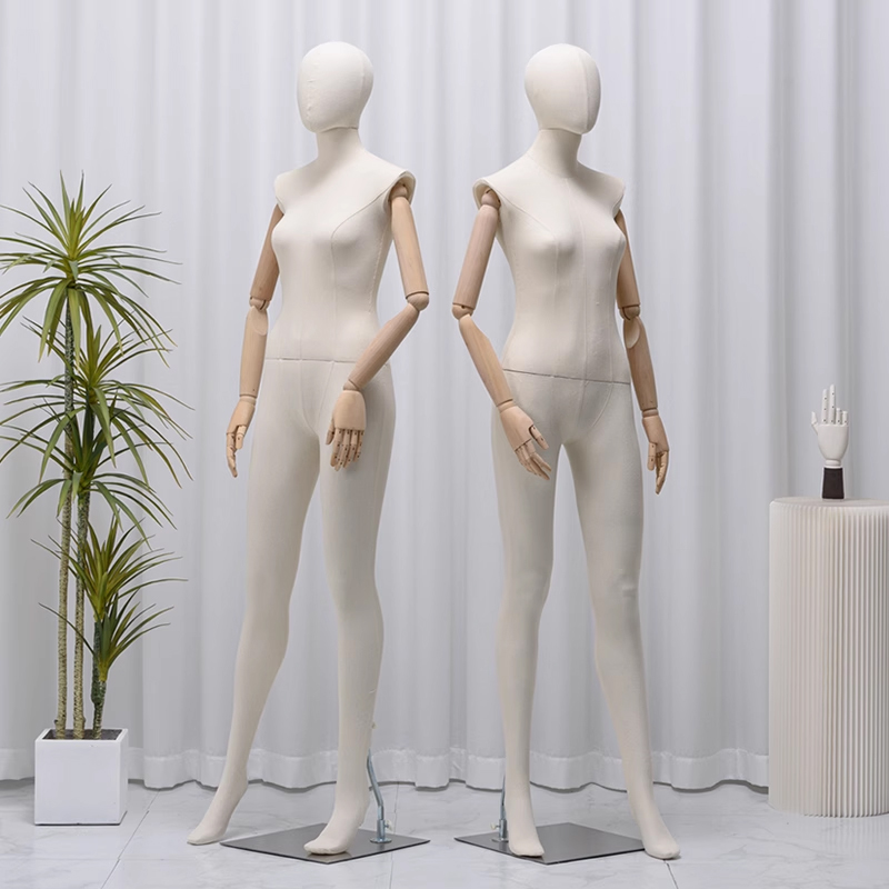 Fabric female mannequins
-sustainable and recycled

#fabricmannequin #sustainable #visualdesign #shopdesign #visualmerchandising