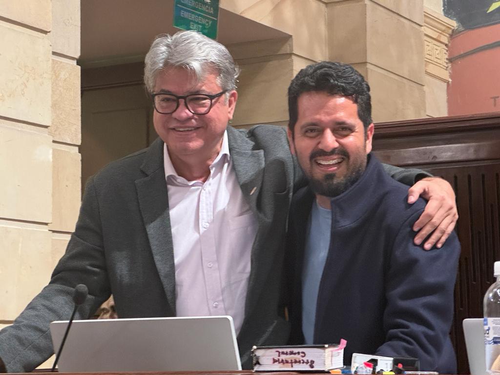 wilsonariasc's tweet photo. Un hijo del estallido social, un líder social y activista que no se torció. Un hombre estudioso y decidido a defender el Cambio. Abrazo a @AlfreMondragon, ponente de la Reforma a la Salud. Tarea titánica desmontando la obra de @AlvaroUribeVel. https://t.co/IlkNeoLNU4