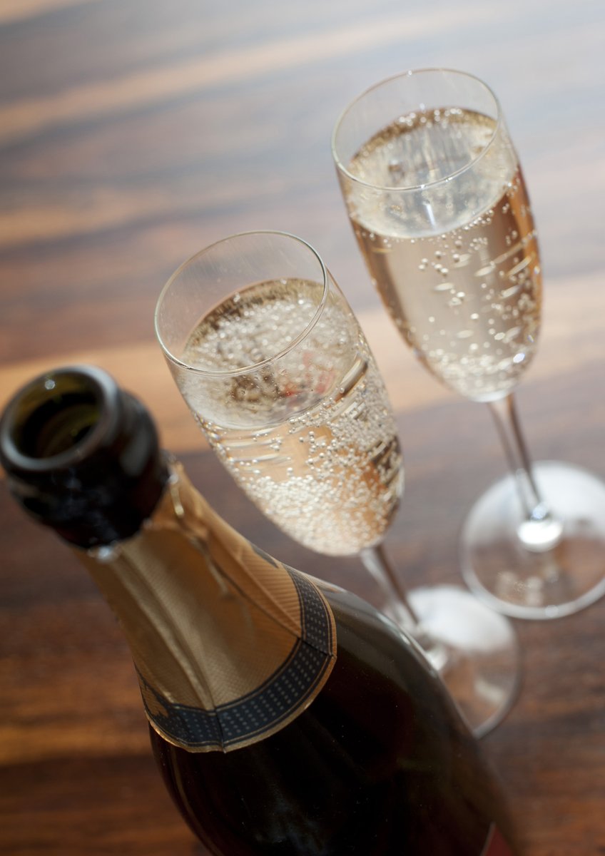 SOMMGuildYOW's tweet image. Ready for the Guild's annual Holiday Fizz?! Hope you are going to this Signature Event. The tasting is an opportunity to “try before you buy”. Taste some selected expensive, highly reputed sparklers that might not cross your palate otherwise.