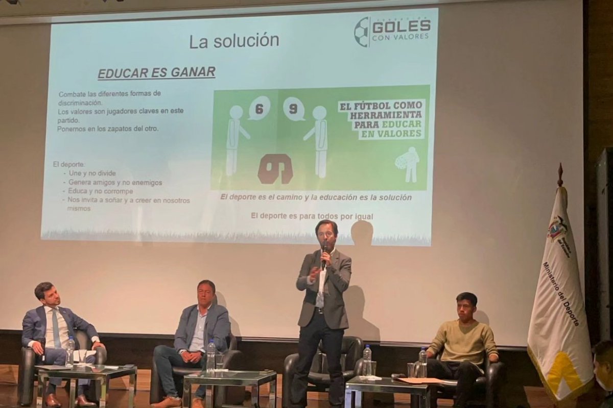 GolesValores's tweet image. El camino es la EDUCACIÓN. Lo hemos dicho siempre.
En #FundacionGolesconValores 
El balón es un círculo de sueños y oportunidades ⚽️🦸‍♀️⚽️🦸
Pero, solamente con educación podrás hacer esos sueños realidad 😉
Por eso siempre decimos que EDUCAR es GANAR 
#EducarconValores