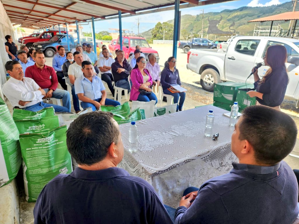 #Loja | Hoy entregamos a la Asociación de Ganaderos de #Gonzanamá 📍 semillas de pasto de clima frío (mezclas forrajeras) y semillas de pasto de clima tropical (Bracchiarias), para el establecimiento de 24 hectáreas, por un monto de 6.498.50 dólares.