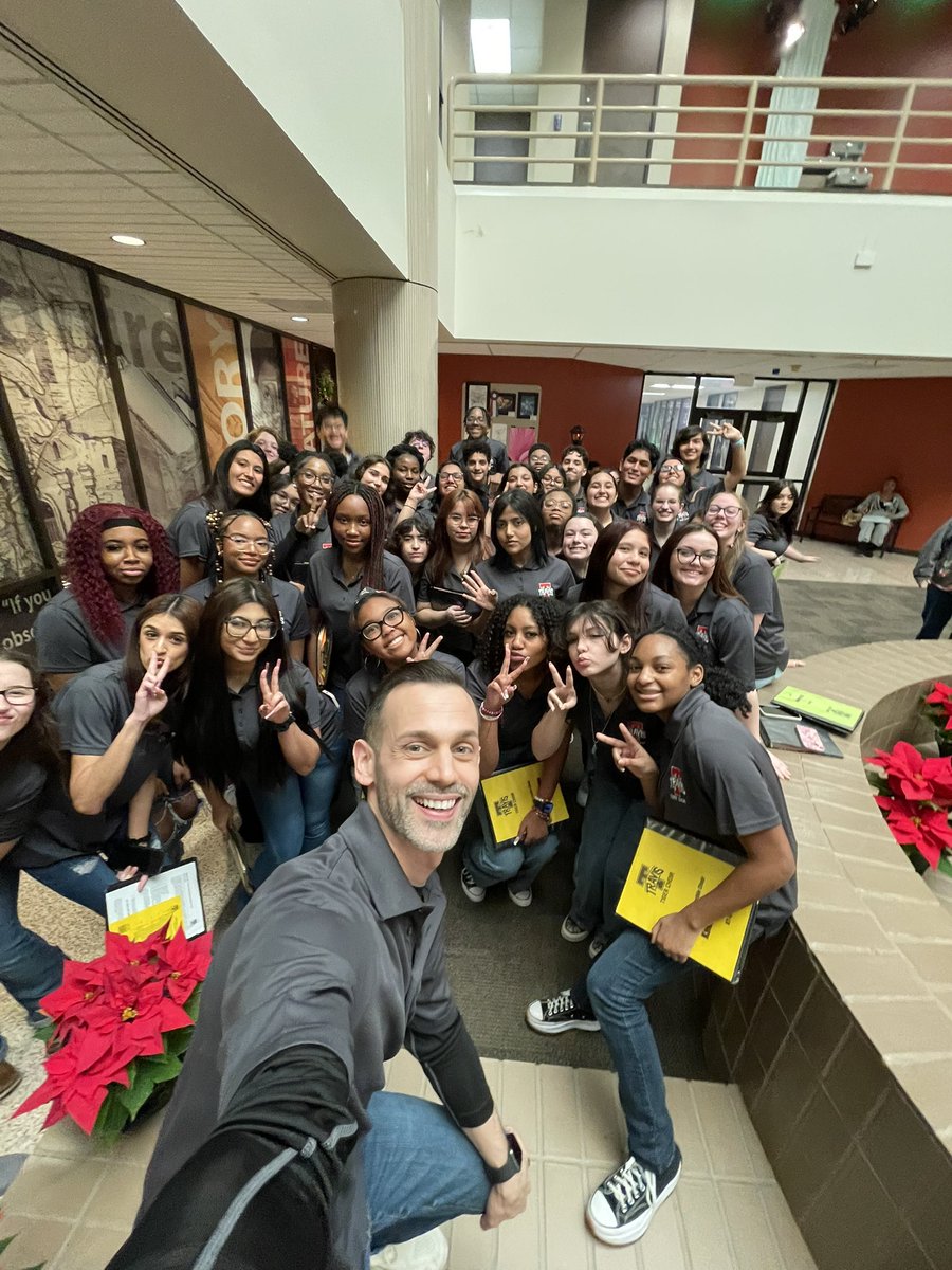 Chorale & Advanced Treble went caroling yesterday! We had a blast & loved sharing some holiday music with the administration building and student performers from Madden Elementary! Thank you FBISD for providing this opportunity for our students! #travistigerchoir #caroling