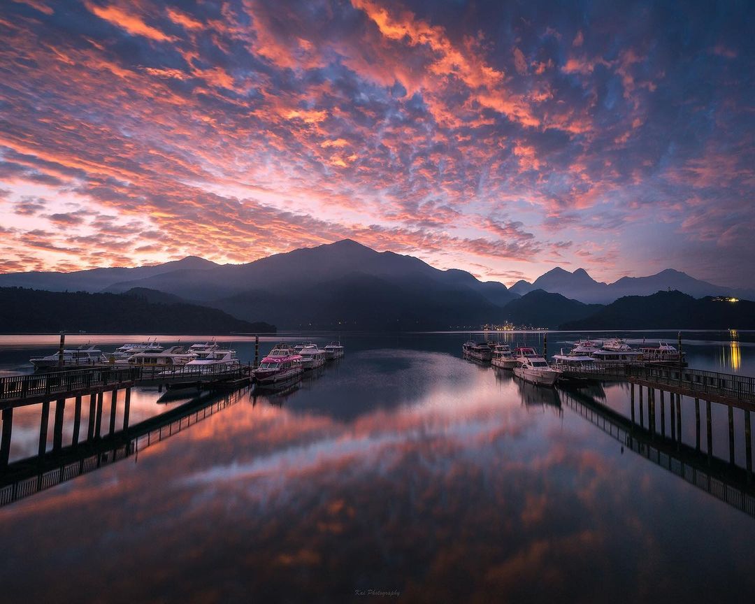 The ﾠfragrance ⳿of ᠍rice ᠍flowers ⬝tells ​of  a  good harvest, ⳿and ⬝the ​sound of frogs ᠍sounds.