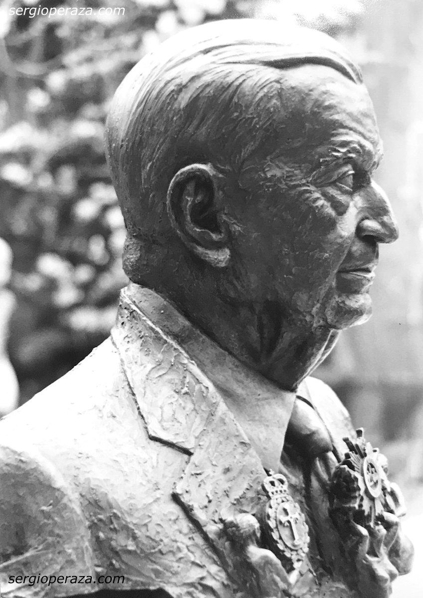 PerazaSculptor's tweet photo. Recordando al historiador #SilvioZavala quien falleció #TalDiacomoHoy pero de 2014. Tuve la fortuna de conocerlo y retratarlo en escultura en 1999. Bronce eterno, recuerdo tan importante en mi carrera profesional. @FundacionColmex @BiblioColmex https://t.co/AzhJ94jtSS