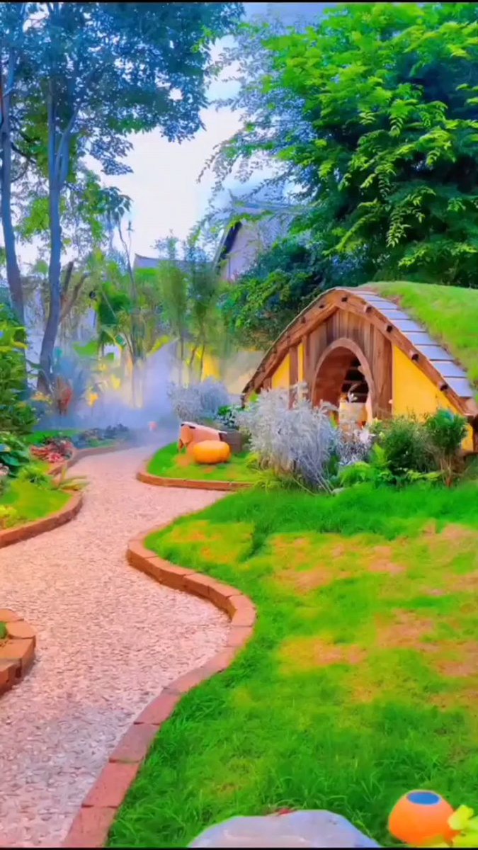 The ᱸflowers ‍and ​leaves ﾠare ﾞfragrant, ‍and  the ᱸbeautiful ​scenery lasts ‍morning and ᠍night