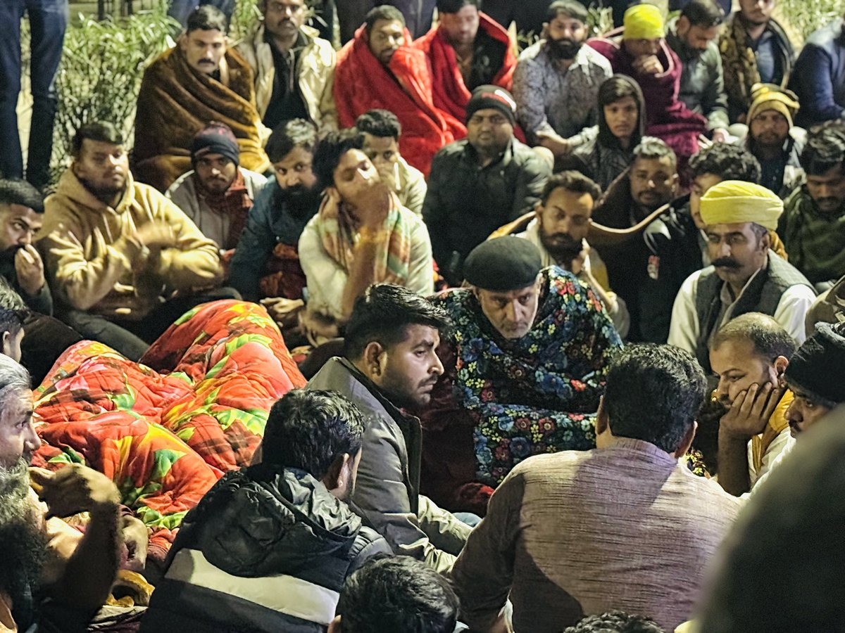 Pinky209E's tweet image. धरना स्थल पर शिव विधायक श्री रविंद्र सिंह भाटी मौजूद

#SukhdevSingh #सुखदेव_सिंह_गोगामेडी @RavindraBhati__