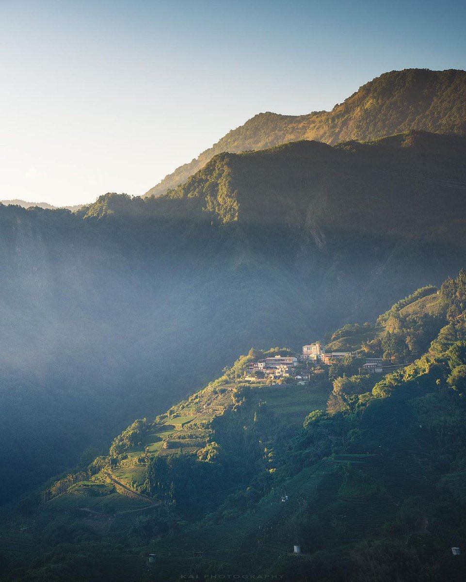 The scenery ᠎and  people ᱸare ᠍on the road,  and ᠎joy ᠍touches ⳿the ᠍bottom ⳿of my heart.