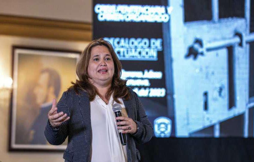 🚨#ATENCIÓN: Hombres fuertemente armados dispararon contra el vehículo en qué se transportaba la seguridad de la Viceministra de Seguridad #JulissaVillanueva. La subsecretaria ha denunciado amenazas y filtración de información de sus medidas de protección. Noticia en desarrollo⚠️