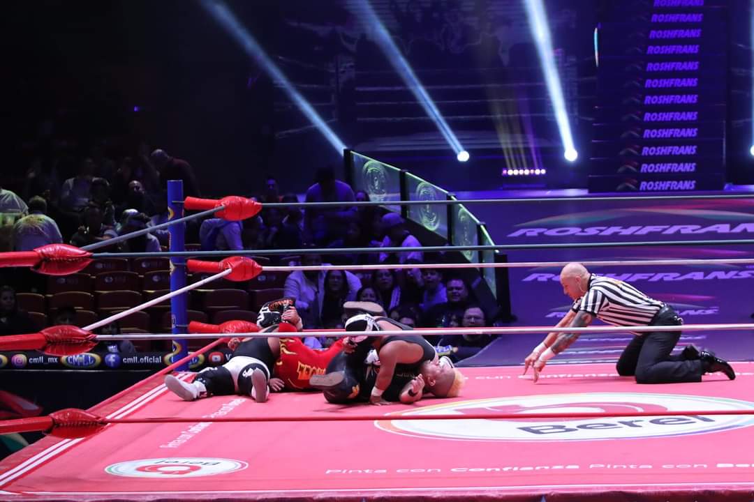 LaTijeraLucha's tweet photo. Arrancan los #MartesDeArenaMexico con triunfo técnico de #MicrosGemeloDiablos ante unos rudisimos y potentes #Chamuel y #Atomo,que les faltó aire en la recta final para salir con la mano en alto en la #ArenaMexico, donde #MicroGemeloDiabloI y #MicroGemeloDiabloII hicieron vibrar. https://t.co/IOLFIbGsJt