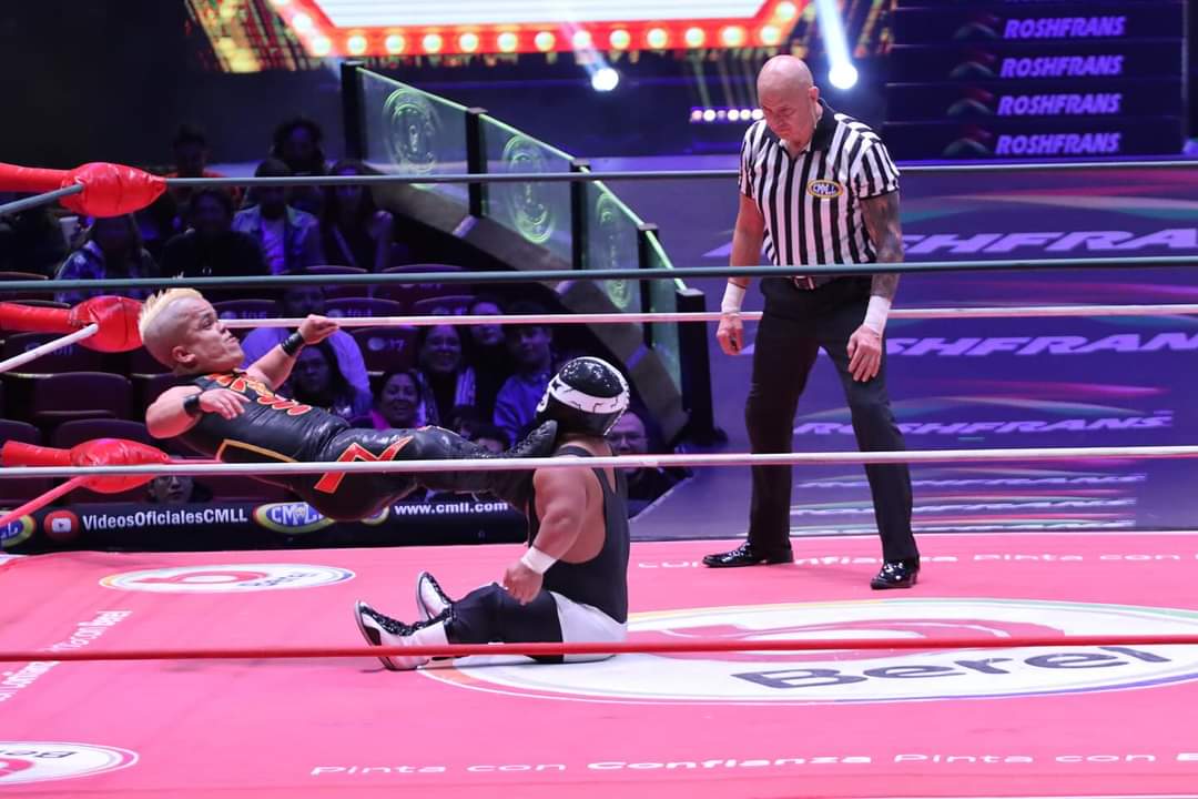 LaTijeraLucha's tweet photo. Arrancan los #MartesDeArenaMexico con triunfo técnico de #MicrosGemeloDiablos ante unos rudisimos y potentes #Chamuel y #Atomo,que les faltó aire en la recta final para salir con la mano en alto en la #ArenaMexico, donde #MicroGemeloDiabloI y #MicroGemeloDiabloII hicieron vibrar. https://t.co/IOLFIbGsJt