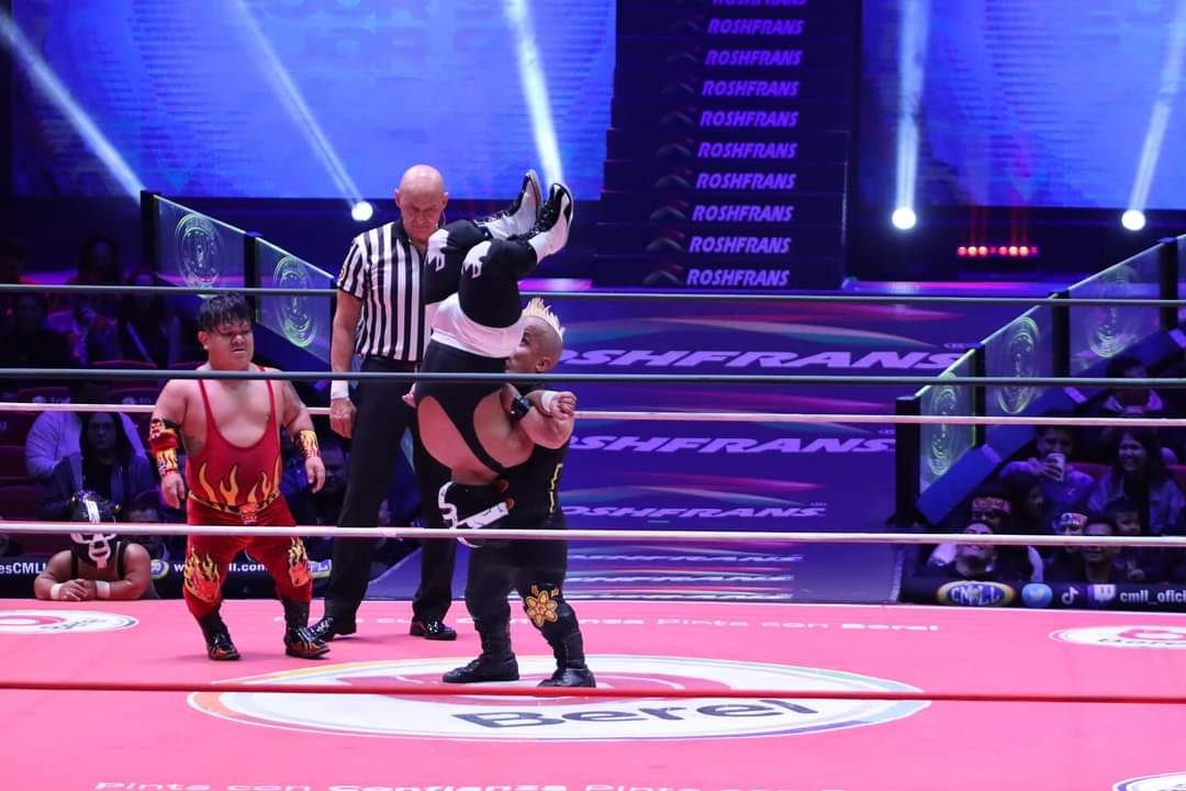 LaTijeraLucha's tweet photo. Arrancan los #MartesDeArenaMexico con triunfo técnico de #MicrosGemeloDiablos ante unos rudisimos y potentes #Chamuel y #Atomo,que les faltó aire en la recta final para salir con la mano en alto en la #ArenaMexico, donde #MicroGemeloDiabloI y #MicroGemeloDiabloII hicieron vibrar. https://t.co/IOLFIbGsJt
