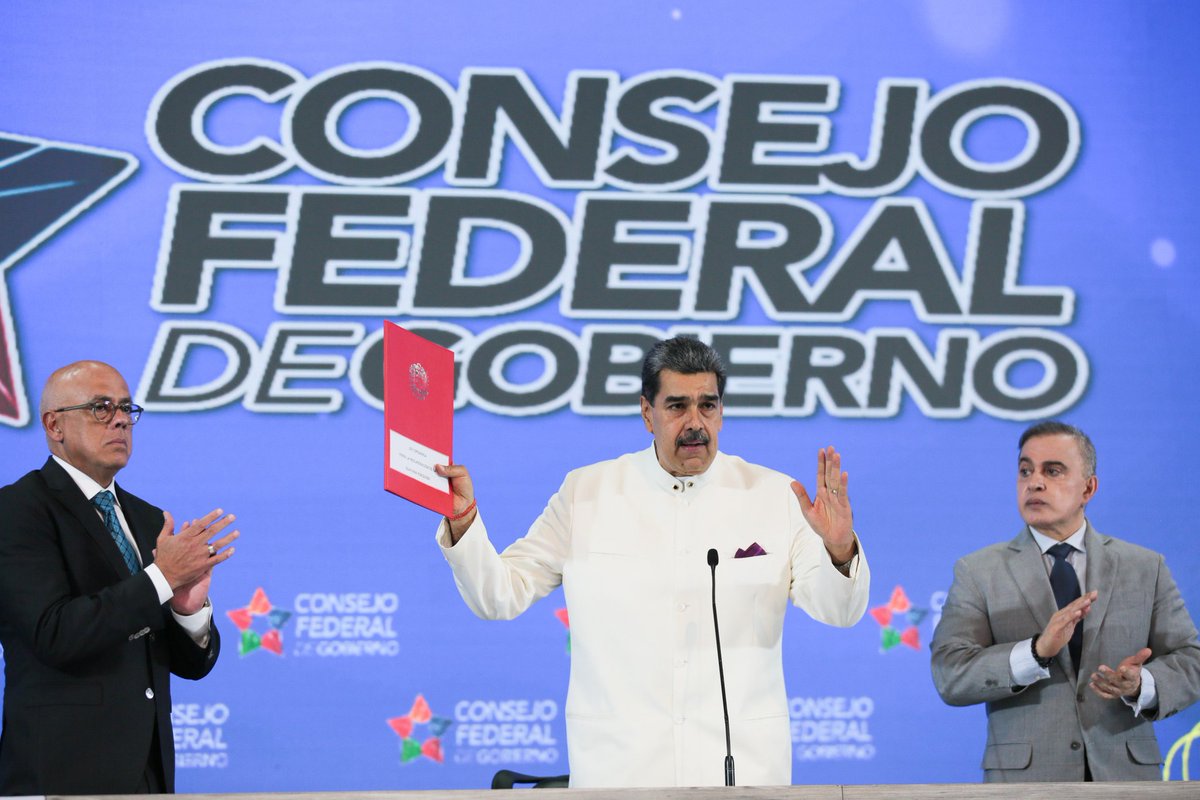 NicolasMaduro's tweet photo. ¡Decreto presidencial! Creada la Zona de Defensa Integral "Guayana Esequiba" con 3 áreas de desarrollo integral ADI y 28 sectores de desarrollo en este territorio, dependiente militar y administrativamente de la REDI "Guayana Esequiba", asimismo designé al M/G Rodríguez Cabello como autoridad única que tendrá sede política y administrativa en el pueblo de Tumeremo. ¡Todo el apoyo para esta Zona!