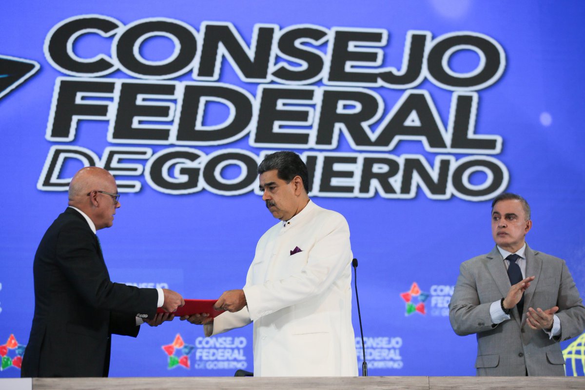 NicolasMaduro's tweet photo. ¡Decreto presidencial! Creada la Zona de Defensa Integral "Guayana Esequiba" con 3 áreas de desarrollo integral ADI y 28 sectores de desarrollo en este territorio, dependiente militar y administrativamente de la REDI "Guayana Esequiba", asimismo designé al M/G Rodríguez Cabello como autoridad única que tendrá sede política y administrativa en el pueblo de Tumeremo. ¡Todo el apoyo para esta Zona!