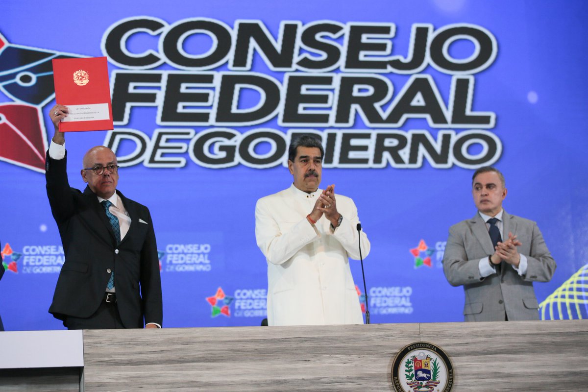 NicolasMaduro's tweet photo. ¡Decreto presidencial! Creada la Zona de Defensa Integral "Guayana Esequiba" con 3 áreas de desarrollo integral ADI y 28 sectores de desarrollo en este territorio, dependiente militar y administrativamente de la REDI "Guayana Esequiba", asimismo designé al M/G Rodríguez Cabello como autoridad única que tendrá sede política y administrativa en el pueblo de Tumeremo. ¡Todo el apoyo para esta Zona!