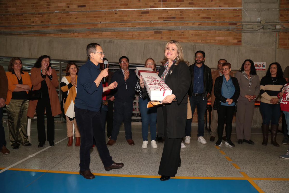 EdnaBonillaSeba's tweet image. Gratitud ha sido la palabra que mejor describe lo que me llevo de @Educacionbogota.

Hoy la dedico al equipo de nuestra subsecretaría de Integración Interinstitucional y su líder @Deidamiapiensa, porque logramos grandes iniciativas como #JER, #ProgramaECO, entre otras. ¡Gracias!