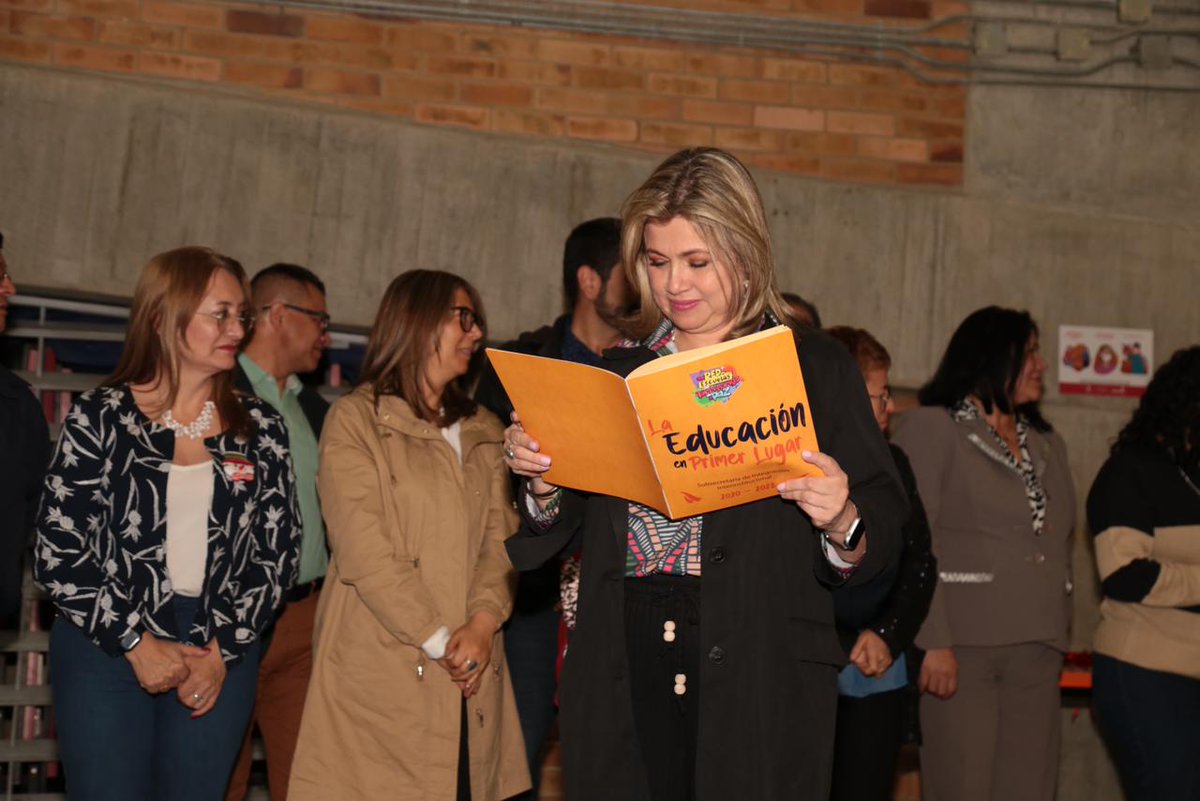 EdnaBonillaSeba's tweet image. Gratitud ha sido la palabra que mejor describe lo que me llevo de @Educacionbogota.

Hoy la dedico al equipo de nuestra subsecretaría de Integración Interinstitucional y su líder @Deidamiapiensa, porque logramos grandes iniciativas como #JER, #ProgramaECO, entre otras. ¡Gracias!