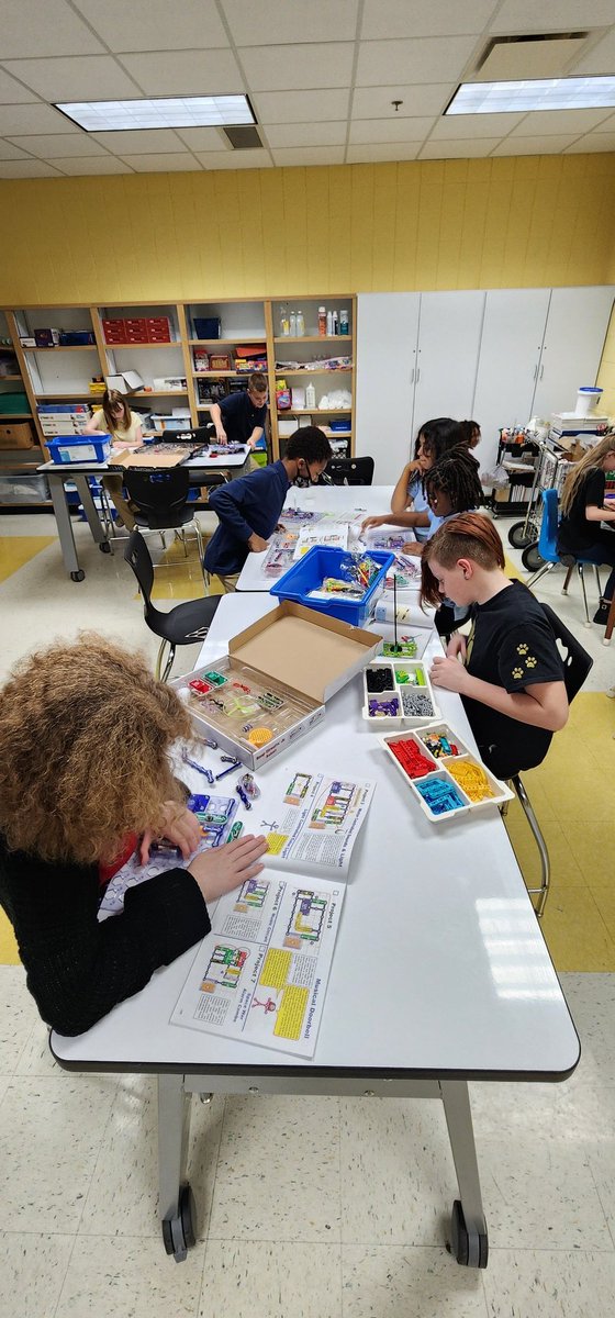 HMonti41's tweet photo. Our 5th graders 'making it happen' in our STEM lab today! 😤 #PHpanthers https://t.co/V7oNEG0MJT