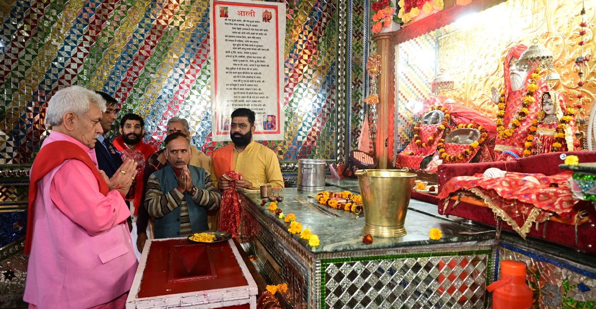 shah_Shakir_011's tweet photo. LG Sh.@manojsinha_ paid obeisance to #BabaJitto at his Samadhi in Jhiri Village & attended historic Jhiri Mela. The festival brings devotees from various states together to share eternal values of truth, compassion & respect to farmers for their priceless contribution to society. https://t.co/Uffaa5G3nI