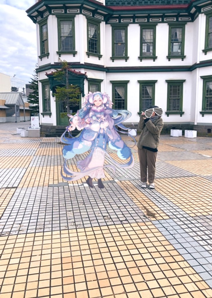 ClanPeony's tweet photo. ちなみにこの旧市立図書館を背景にした絵が個人的にはめちゃくちゃタイプ…🥰🙌🏻
という��とで宴会課長のS藤と共にウェブAR「#LESSAR」を使って写真を撮ってきました( ∩˙꒳˙📷⊂ )
雪ミクちゃんとデートなうに使えますね!!!🥹🫶🏻
▼これで簡単に撮れました〜!
https://t.co/0dM1Ix5nty https://t.co/a5OUdsgJQ0
