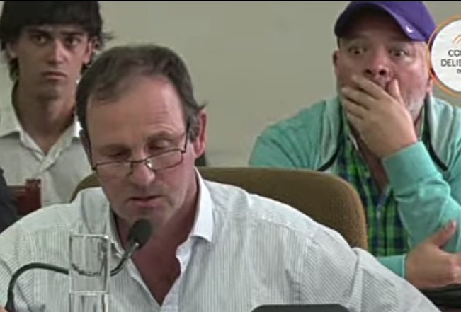 CampeonDelMunde's tweet photo. @chelolabad La cara de sorpresa del periodista @chelolabad en el instante que el tarado del vicepresidente del Concejo se va de la sesión. https://t.co/u0oQJFvkVE