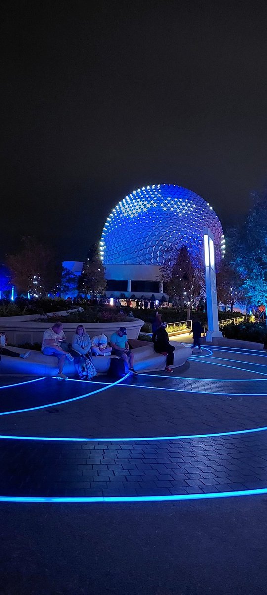 RememberTMagic's tweet photo. Best time to see World Celebration is 10 minutes before LuminoUS. Low crowds around. https://t.co/783ROCifeQ