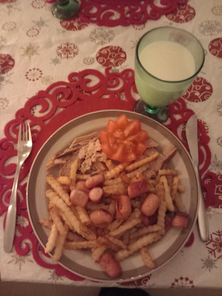 JuhaTenhonen's tweet photo. #äijäillallinen #entisii #kotkanlihamestarit #rullakinkku #punalappusii #makkaraperunat #mape #hk #popsinakki #balkannakki #punalappusii #mummon #ranskalaiset #ranut #tomaattikukka #suomalainen tomaatti #tunnelma #pimeänsuhkero #kynttilät #tulppaanit #amaryllis #ruusut https://t.co/dgCCskZbW0