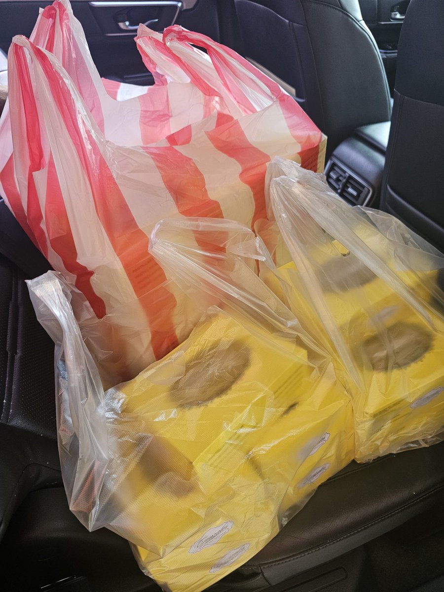 markarce's tweet image. Me: Hindi ako naniniwala sa pamahiin at swerte swerte na yan.

Also me:

#UPFight!
@mandyrektor