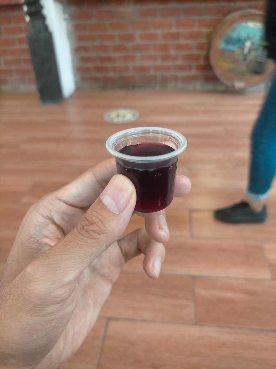 keisannomad's tweet photo. ルクマの存在を知ったのは、ワカチナ→ナスカの道中で立ち寄ったワイナリーツアー。いろんな種類のワインやピスコを飲ませてもらえたが、その中にルクマを使ったピスコ(写真1枚目)があった。ペルー伝統の蒸留酒ピスコ+栽培できる地域が限られるレア果物・ルクマ。ペルー土産として最高だろう
#PERUHOP https://t.co/CWKAv20qyB