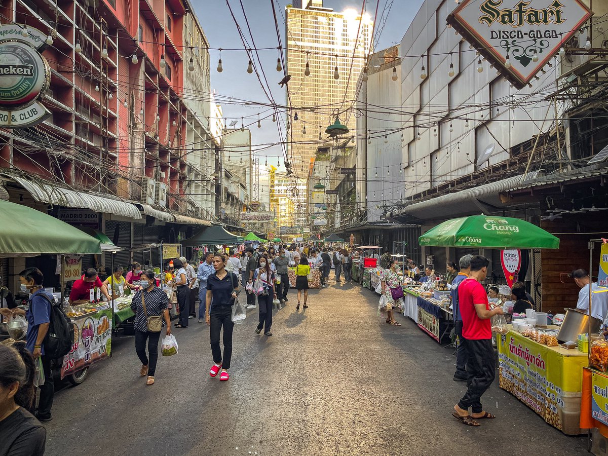 _SeeingPlaces's tweet photo. Patpong Morning Market

#silom #bangkok #streetfood https://t.co/uFKm3myiV9