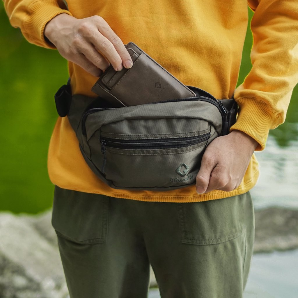 gloamingstore's tweet photo. Close-up details of the new gloaming waist bag

#gloaming #gloamingimagine #gloamingofficialshop https://t.co/mzFEjudpgA