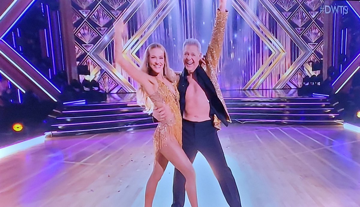 BARRY’S BACK ON THE DANCE FLOOR! I LOVE IT!! #DWTS #DWTSFinale
