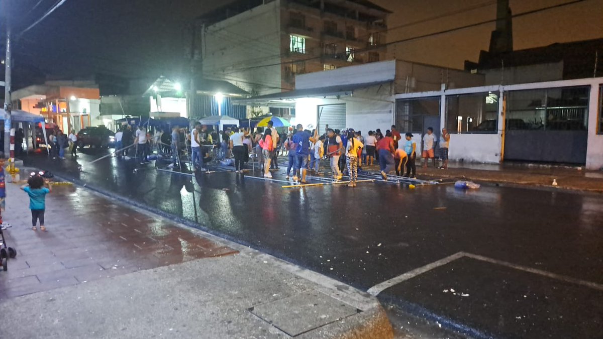 DiegoAnchundia's tweet photo. @alcaldiagye @aquilesalvarez @segura_ep Estimado Alcalde en este momento comerciantes están colocando carpas y eso va a obstaculizar la entrada y salida de vehículos institucionales del @IESSGuayas. Por favor su ayuda. https://t.co/kUPVUHTZZz
