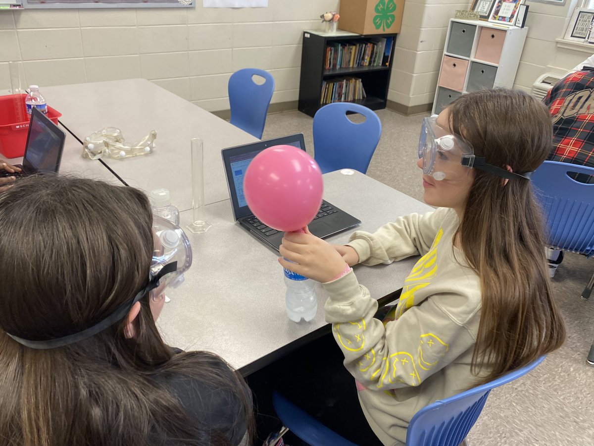 hendrixscience's tweet photo. All smiles in science class today because we got to do a fun experiment. I love when my students are engaged and having a good time. Shout out to @SHill_DMS  and @youngedu  for coming in and participating with my 1st period. Get you an admin like ours. #goldstandard https://t.co/nFoWXHecg0