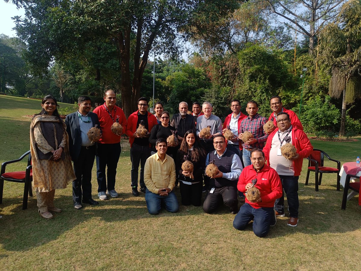 I along with @nipunkaushik had the pleasure of conducting  #NestMakingWorkshop with 10 members of #SLT, @HSBC_IN Gurugram & 4 members of #TERI at the @teriin Retreat Campus. Attendees had a lot of fun both making the #nest & having an interaction with us.  #NestManofIndia