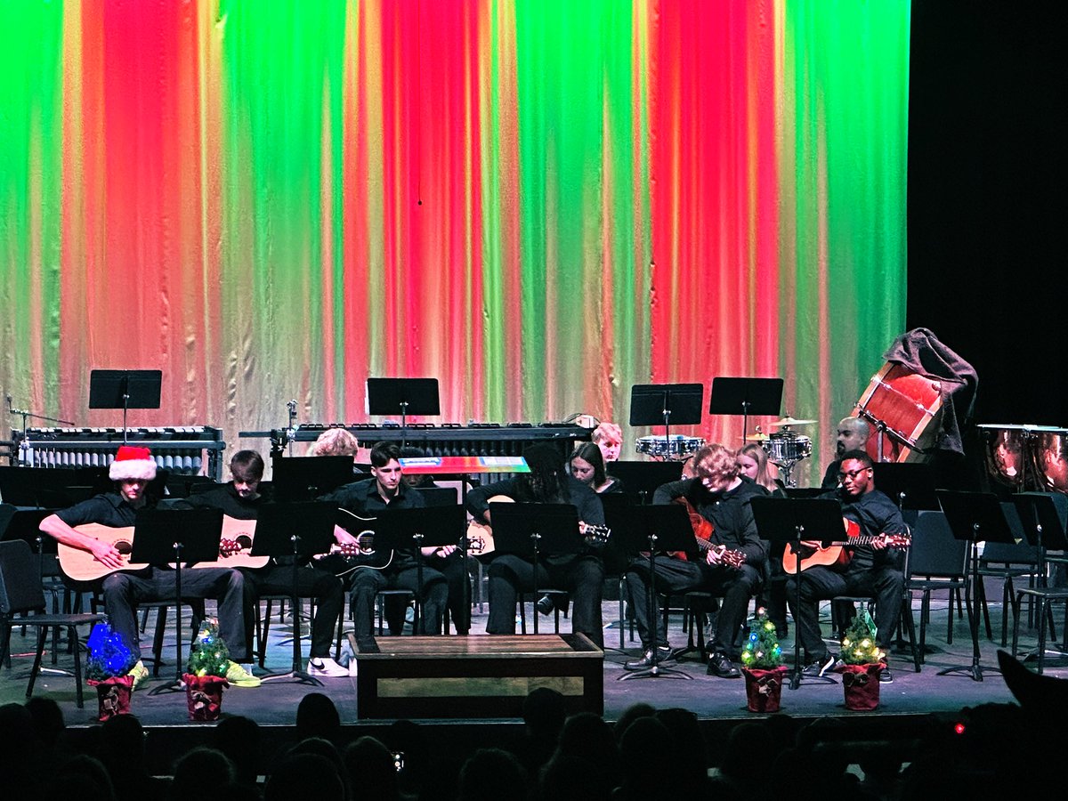 wcsFvHSlh's tweet image. What a performance by our band and guitar students!   Thank you to Mr. Kinzer for coming out and supporting fine arts!  Great job to Mr. Judd and students!   You continue to amaze me with each performance!  #jacketpride