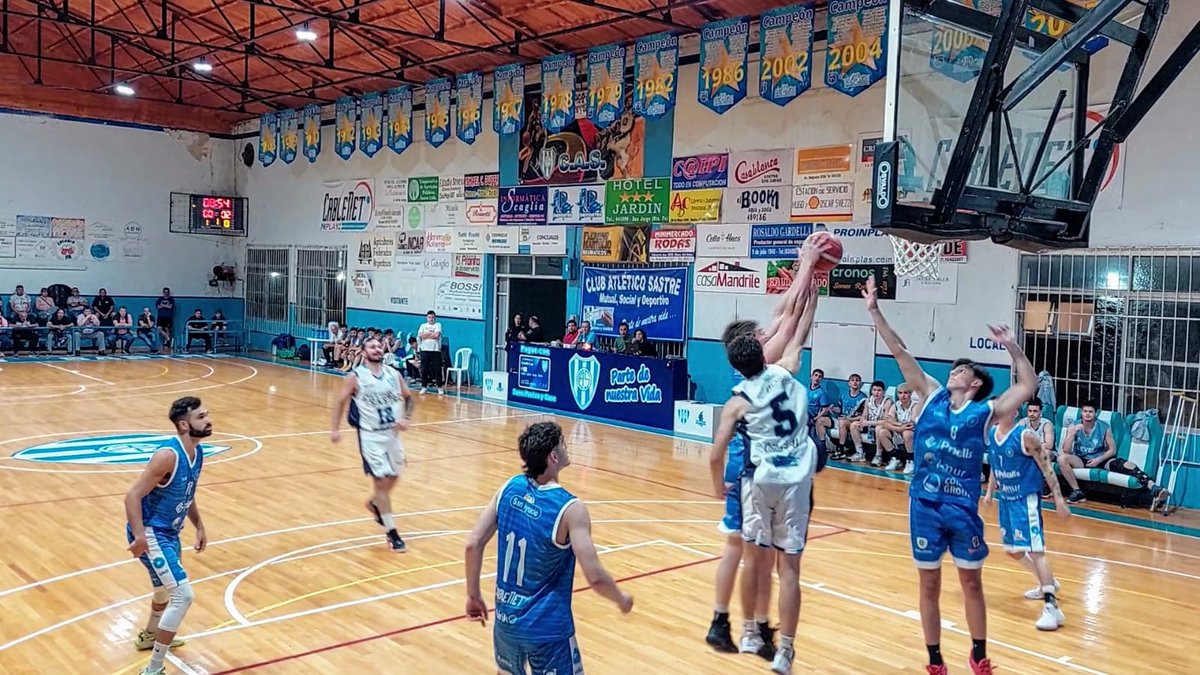 OESTE SANTAFESINO - "CLAUSURA" SEMIFINALES

Santa Paula (1) derrotó como visitante a Atlético Sastre (5), por 102-80, para quedar a un paso de ser finalista. El viernes 8, en Gálvez de cierra la serie.
Foto: Pablo Balassone.