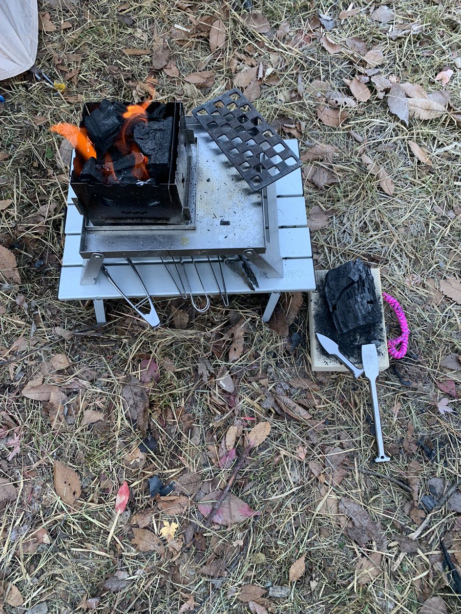 kisawan2020's tweet photo. 夜はチャコマス 組んだけどハンゴーコンロ研究所さんの用意してくれたテーブルと焚き火台で事足りましたが
朝は昼まで滞在できるとのことで暖をとりつつチャコマス 着火

デル太＆ﾁｬｺﾏｽで鶴居木炭使いの三種の神器
福善さんの苦無小と混戦と鶴居木炭印がついた炭割り台

#didonexperiencefes https://t.co/Oc0X8PhJez