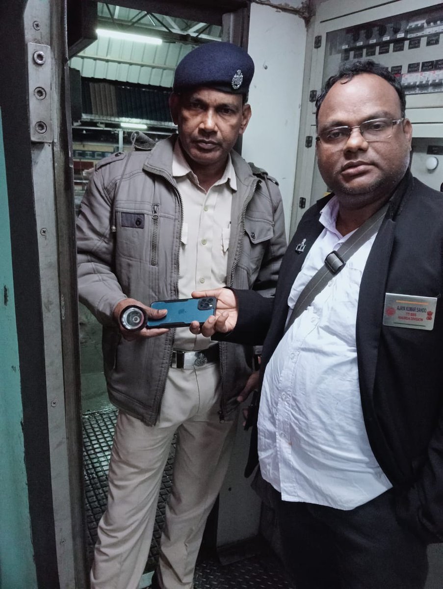 Good job by Ajay Kumar Sahu Tte Bbs 👏👏👏by returning an unclaimed mobile phone while on duty  to on-duty RPF staffs in train no 18448  @DRMKhurdaRoad @irtcso @RailMinIndia @RailKarmYOGI_TC @RailMinIndia