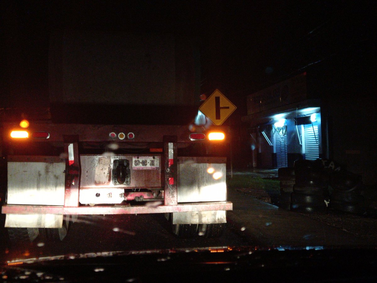 OlanEnrique's tweet photo. @GN_Carreteras Unidad tipo trailer obstruyendo entrada de domicilio sobre la vía 195 Villahermosa Teapa y no se encuentra el operador https://t.co/BitunybA7M