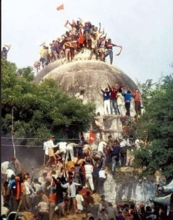 मैने ख़ुद से जब पूछा क्यू उदास मंजर है दिल ये चीख कर बोला आज 6 दिसंबर हे  हम रोज़ ए कयामत तक #बाबरी_मस्जिद की शहादत को नहीं भूलेंगे #Inshallah #Babrimasjid#6desember #Blackday #6_दिसंबर_2023_ब्लैक_डे