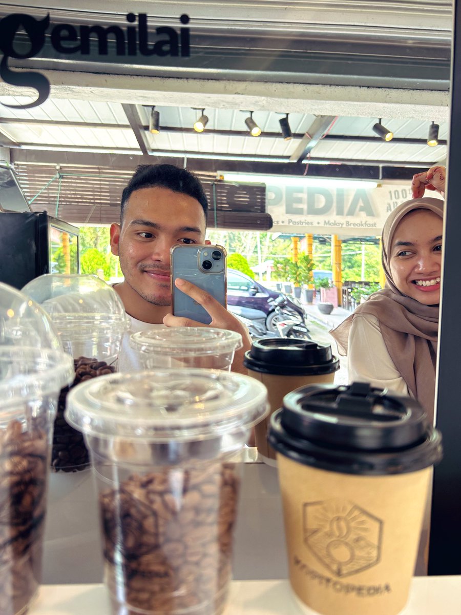 AzimanKhaire's tweet photo. A random coffee grab around Manjung, Perak.

1. Coconut shake - 9/10
2. Hazelnut Caffe Latte - 9/10

📍Kopitopedia https://t.co/JpnvYFdK8h