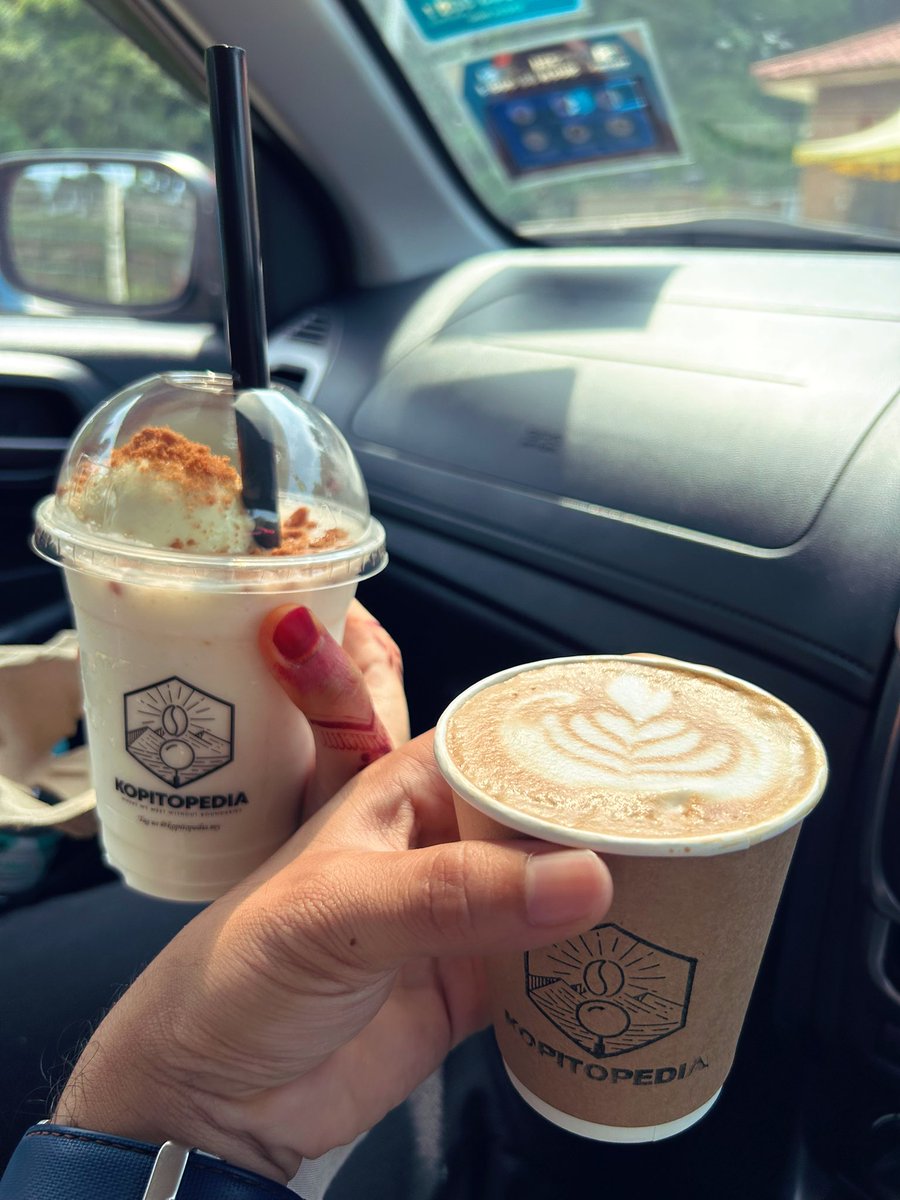 AzimanKhaire's tweet photo. A random coffee grab around Manjung, Perak.

1. Coconut shake - 9/10
2. Hazelnut Caffe Latte - 9/10

📍Kopitopedia https://t.co/JpnvYFdK8h