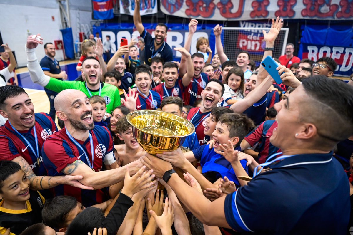 CASLAFutsal's tweet photo. ¡DESDE BOEDO SALIÓ EL BICAMPEÓN! 🏆⚽️ https://t.co/yqTYlxt69w