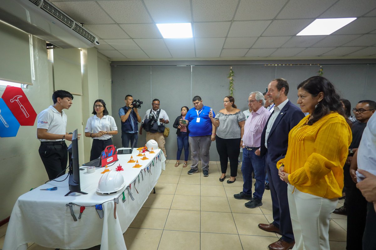 JuanaJule's tweet photo. Inspirada por los proyectos presentados por nuestros #CiudadanosOportunidades de San Salvador Full-time en su #FeriadeLogros.
Presenciamos iniciativas en un amplio rango de disciplinas como robótica, VR, tecnología t¡y realidad aumentada 👏
Gracias @USAIDES por acompañarnos 🤝 https://t.co/EcFM6kO5nB