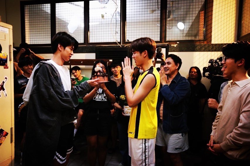 YokeeApirak's tweet photo. ลงภาพย้อนหลังตอนเซอร์ไพรส์วันเกิดให้ปิงปิง โดยพี่มีนเป็นตัวแทนถือเค้กมาให้ ในกอง The Rebound Series เกมนี้เพื่อนาย Viu Original หนึ่งในงานที่ ALLTHIS ตั้งใจและภูมิใจมากๆ 

ใกล้ปิดกล้องแล้ว

#TheReboundSeries
#เกมนี้เพื่อนาย 
#ViuOriginal #Viuอ่านว่าวิว
#ALLTHIS
#ครูโย #ผู้จัด https://t.co/bG0qvr5eUw
