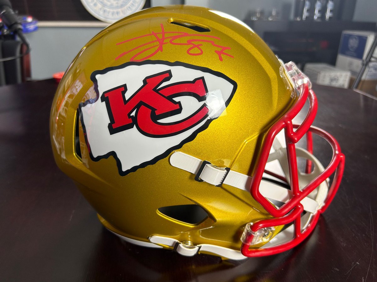KCSportsNetwork's tweet photo. Want to own this sweet full-size helmet signed by Travis Kelce? 👀
Enter the #SoulOfKC raffle and be entered to win (ends tonight at midnight)!
(donated by Chiefs bids/@metabilia_io) https://t.co/vOOQEwuj4h