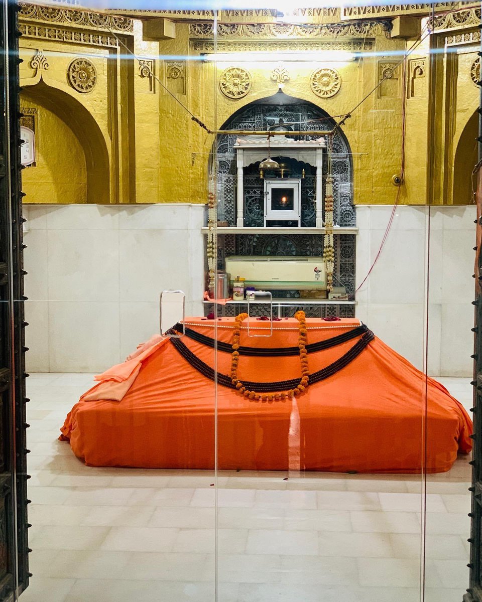 abbmsindia's tweet photo. श्री गुरू जंभेश्वर भगवान के 488वें महानिर्वाण दिवस पर सादर हरी स्मरण। आज ही के दिन मार्गशीर्ष बदि नवमी(चिलत नवमी) विक्रमी सम्वत् 1593 को लालासर साथरी में श्री गुरू महाराज महाप्रयाण कर नित्यलीलालीन हो गये थे। यहाँ के कण-कण में उनकी दिव्य शिक्षाएँ व चेतना आज भी हमारे मनोमस्तिष्क है https://t.co/qN7lRfOvqy