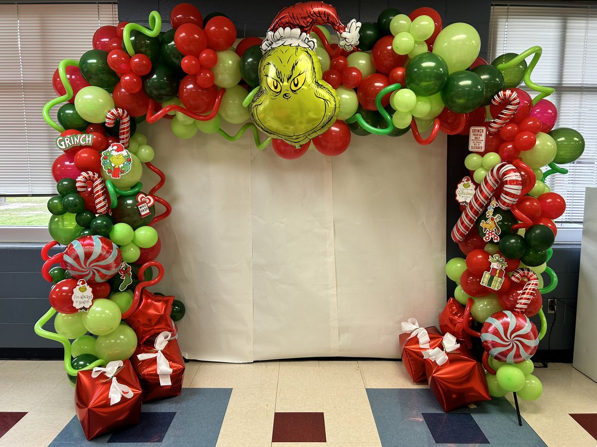 linardoin's tweet photo. It’s the “12 Days of Christmas” at @YorkJHCISD.  We are having the best time spoiling our staff. Everyday is a new surprise!! https://t.co/yrzL4GcZbL